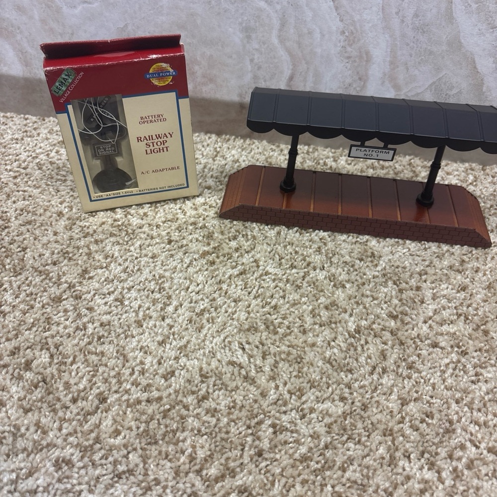 Vintage Christmas piece Railway Platform & Railway stop light